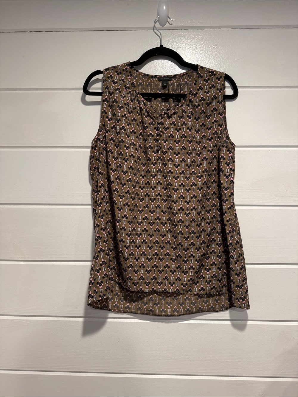 Ann Taylor Brown Printed Sleeveless V-Neck Camisole. Size - Medium